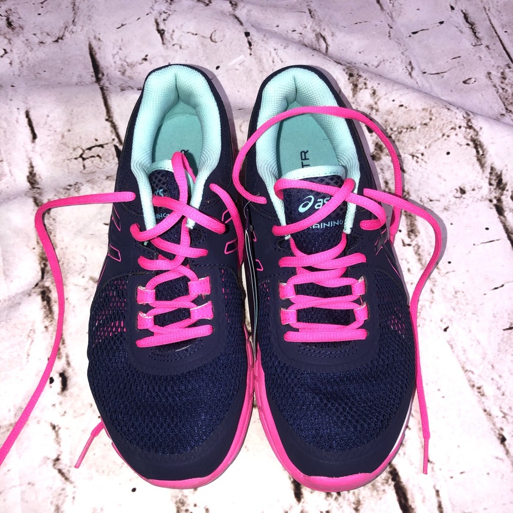 Women’s Oasics  Training sneakers Size 7 1/2 US